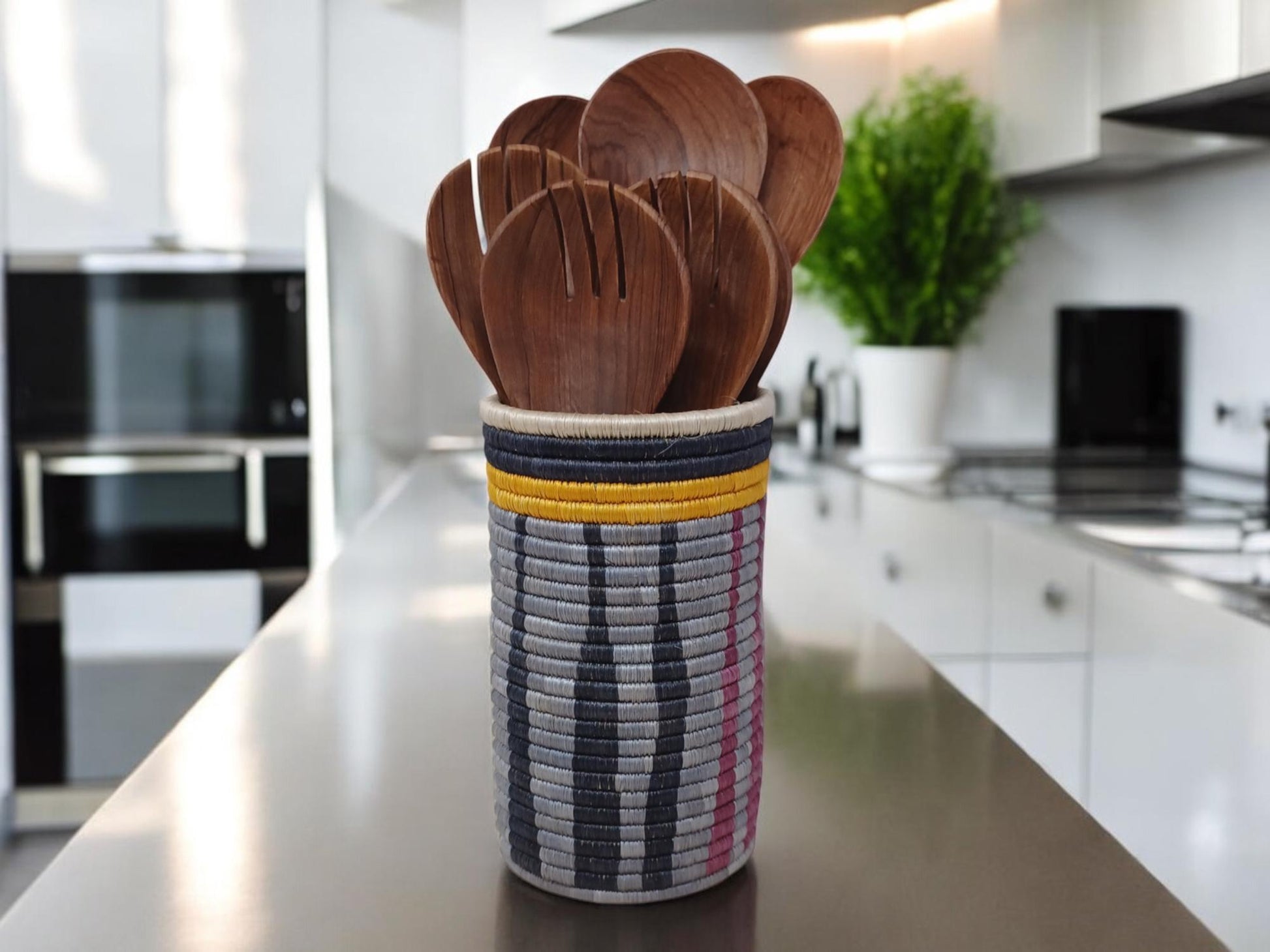 Handwoven Wicker Flower Vase: Bohemian Home Decor Centerpiece